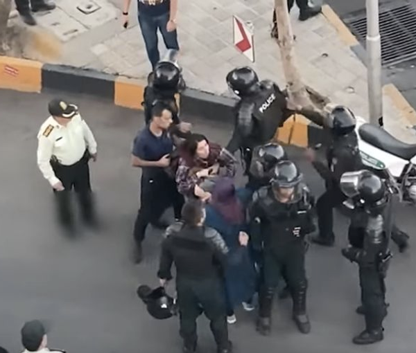 المجلس التنسيقي لنقابات المعلمين الإيرانيين للنظام: أطلقوا سراح المحتجين "قبل فوات الأوان"