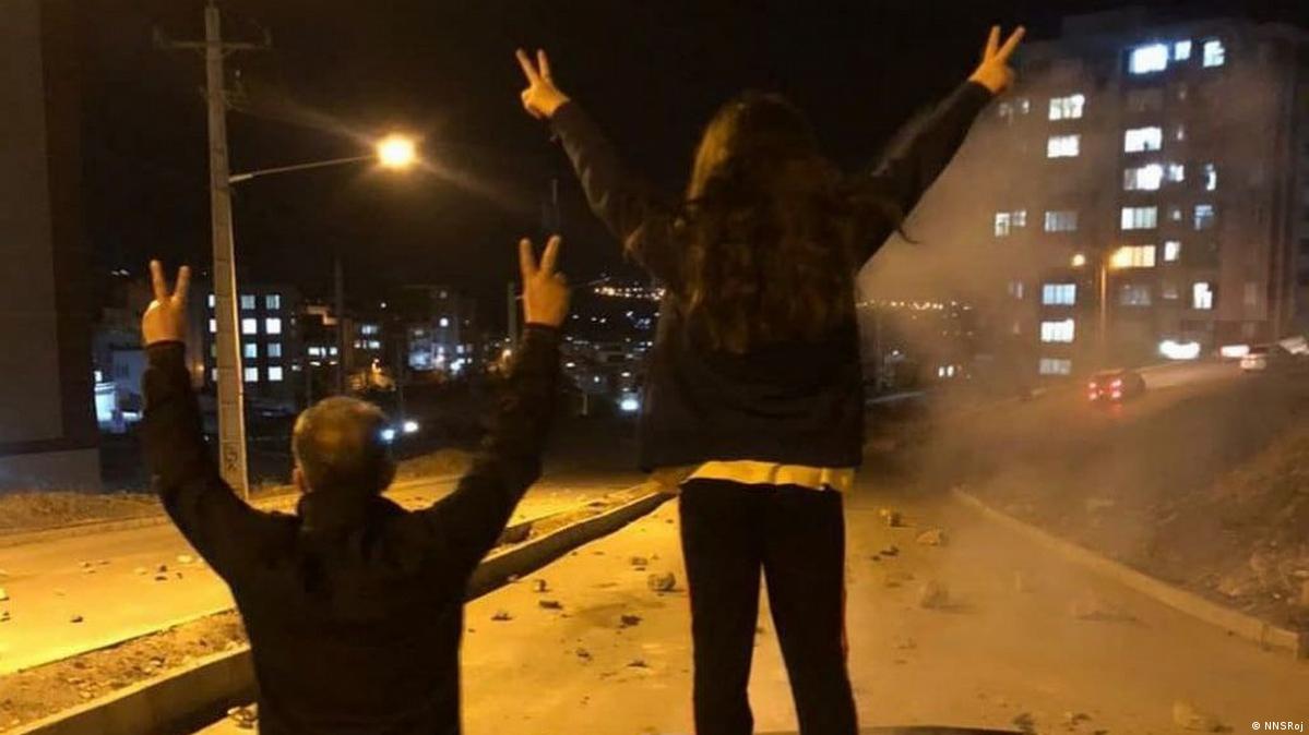 مظاهرات وحرق لافتات لاحتفال النظام بـ"ذكرى انتصار الثورة" في طهران وعدة مدن إيرانية