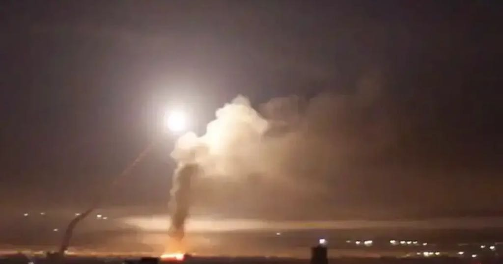 أنباء عن استهداف شحنة أسلحة إيرانية في هجوم إسرائيلي على ضواحي دمشق