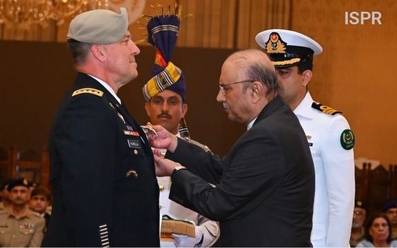 در آستانه سفر پزشکیان به اسلامآباد، رییسجمهوری پاکستان به فرمانده سنتکام نشان نظامی داد