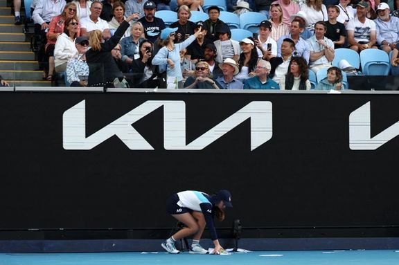 تماشاگر معترض در گرنداسلم استرالیا؛ همزمان که شما تنیس میبینید، بر سر غزه بمب میریزند