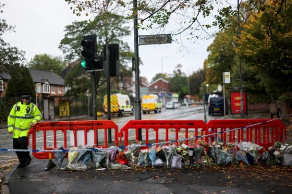 ادای احترام شهروندان به قربانیان حمله به کنیسه منچستر با قرار دادن دستههای گل در محل حادثه، ۱۲ مهر