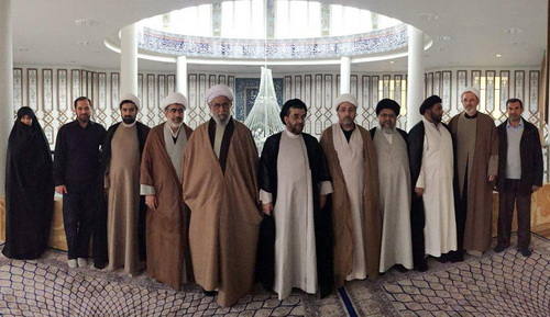 سید محمد مهدی خادمی، فرد ایستاده در میانه تصویر