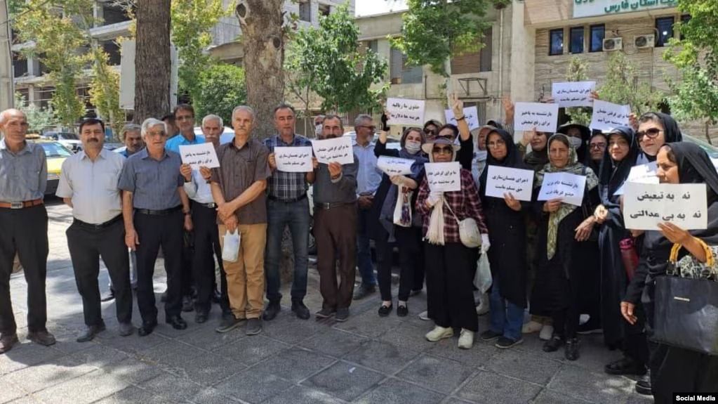 أحكام بالتقاعد المبكر والفصل والإيقاف عن العمل بحق عدد من المعملين الإيرانيين المحتجين