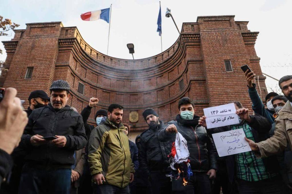 فرانسه کاهش سطح حضور کارکنان سفارت خود در ایران را بررسی می‌کند