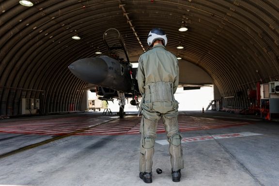 یک خلبان اسرائیلی در برابر جنگنده اف-۱۵ در پایگاه هوایی تل نوف، ۱۲ تیر