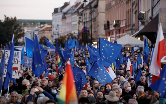 هزاران نفر از مردم لهستان در حمایت از ماندن کشورشان در اتحادیه اروپا تظاهرات کردند