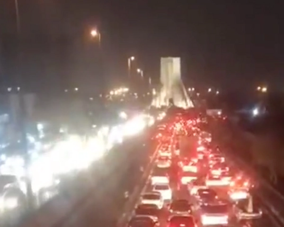 خیزش ۱۶ آذر در شهرهای مختلف؛ گسترش تظاهرات به خیابانهای انقلاب و آزادی تهران