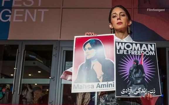 زر امیرابراهیمی با پوستر مهسا امینی و «زن زندگی آزادی» در جشنواره فیلم گنت