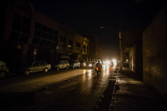 معاون شرکت برق قم: احتمالا قطع برق و خاموشی تا پایان سال ادامه دارد