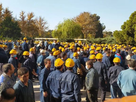 الآلاف من عمال صهر الحديد في أصفهان إيران يضربون عن العمل