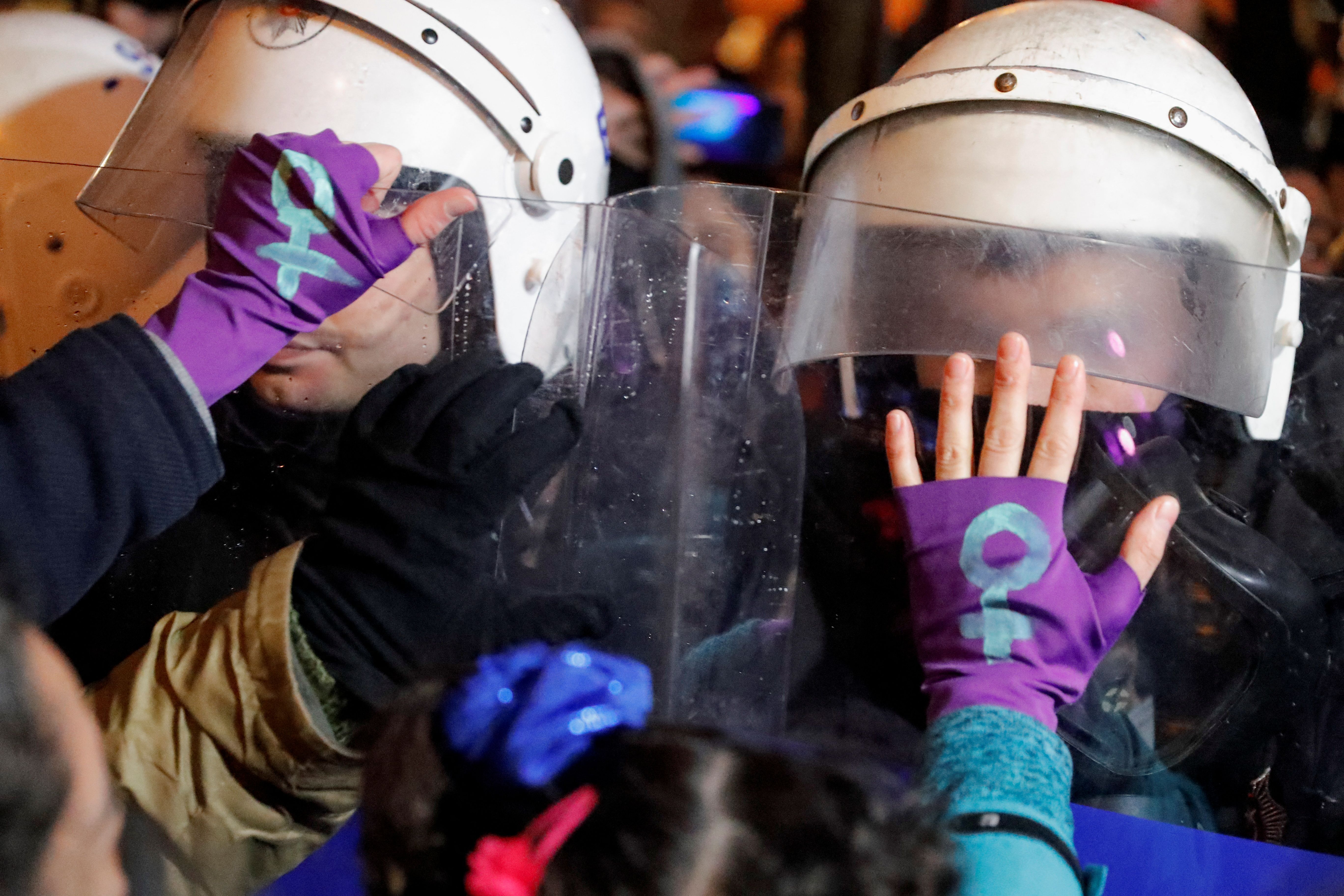 در بزرگداشت روز جهانی زنان، مراقب گل‌ها و شیرینی‌ها باشیم