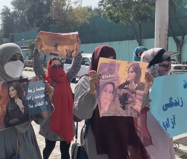مظاهرة نسائية أمام السفارة الإيرانية في أفغانستان احتجاجا على مقتل مهسا أميني 