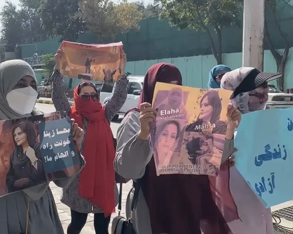 مظاهرة نسائية أمام السفارة الإيرانية في أفغانستان احتجاجا على مقتل مهسا أميني