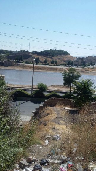 ماموران با رهاسازی آب سد چراغ ویس سقز، راه فرعی ورودی به آرامستان آیچی را مسدود کردند