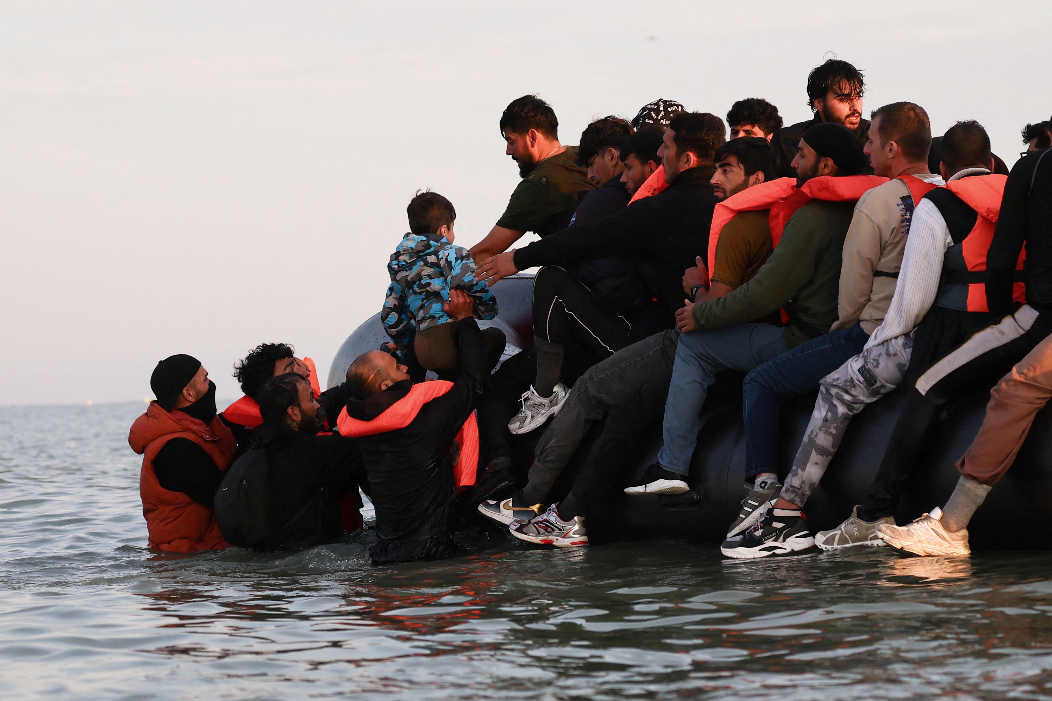 دولت بریتانیا ۲۵ فرد و شرکت مرتبط با قاچاق انسان را تحریم کرد