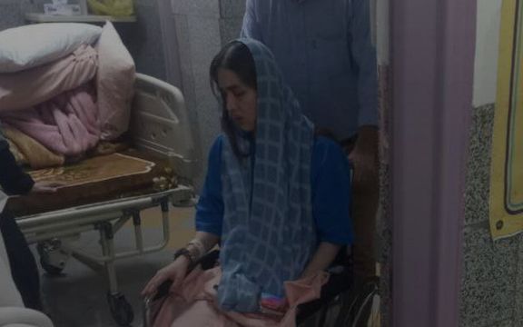 مسيح علي نجاد: الشابة التي أصيبت برصاص الأمن الإيراني بسبب حجابها أصيبت بالشلل