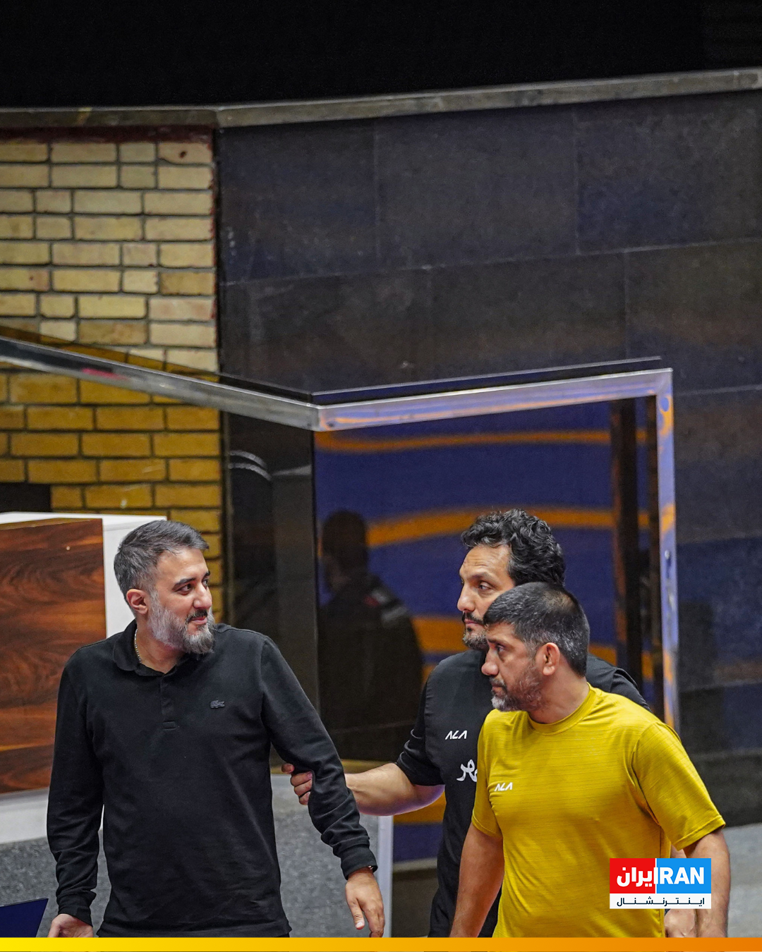 اعتراض اهالی کشتی به حضور مداح بیت خامنه‌ای روی تشک کشتی کمپ تیم ملی با کفش کثیف