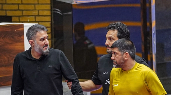 اعتراض اهالی کشتی به حضور مداح بیت خامنهای روی تشک کشتی کمپ تیم ملی با کفش کثیف