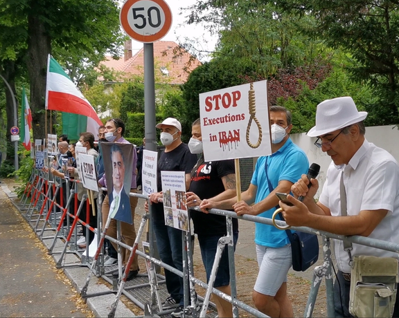تجمع اعتراضی مقابل سفارت ایران در آلمان برای حمایت از اعتراضات خوزستان