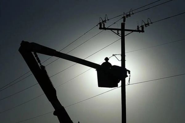 شهروندان: قطع برق و آب، زندگی را مختل و کاسبی را در ایران کساد کرده است