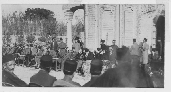 محمدعلی فروغی در حال قرائت مصوبه‌ی مجلس برای انقراض قاجاریه - ۴ آبان ۱۳۰۴