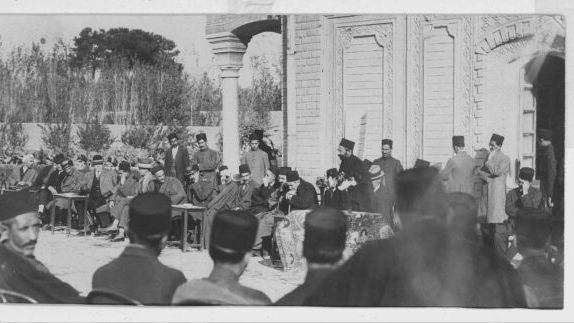 محمدعلی فروغی در حال قرائت مصوبهی مجلس برای انقراض قاجاریه - ۴ آبان ۱۳۰۴