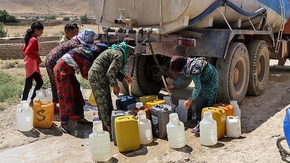 استاندار یزد: در استان کمتر از ۲۴ ساعت توان تامین آب را داریم
