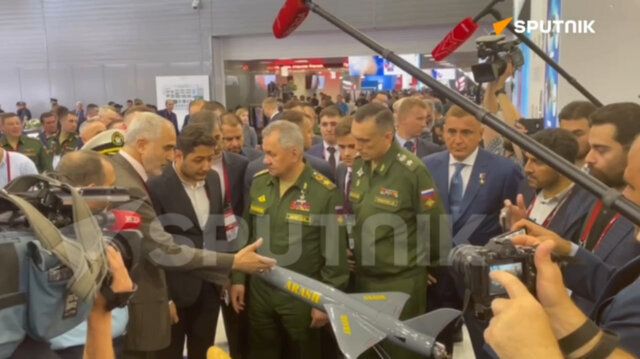 Russian Defense Minister Visits Iranian Military Stand at Army Expo