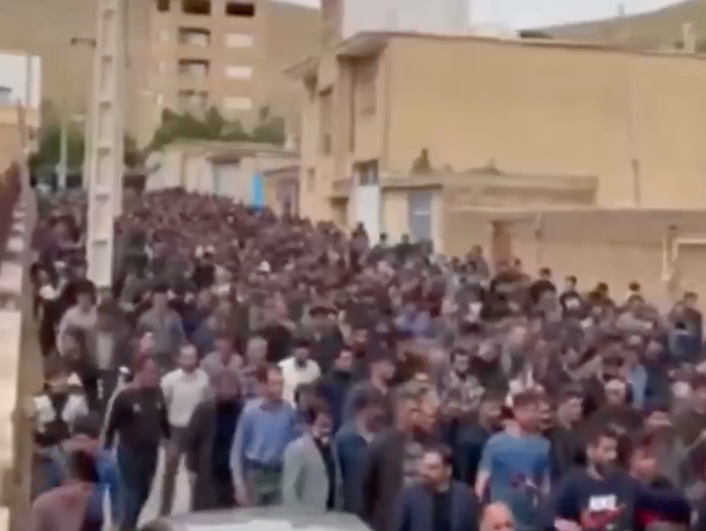 تظاهرات گسترده مردم جونقان در اولین سالگرد کشته شدن جمشید مختاری و شعاردهی علیه حکومت 