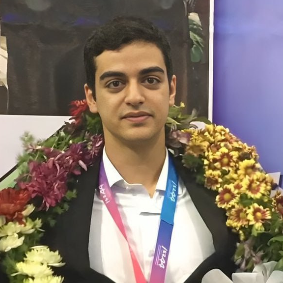 خواهر علی یونسی، دانشجوی زندانی: یک ماه است برادرم را از زندان ربوده و اجازه تماس نمیدهند