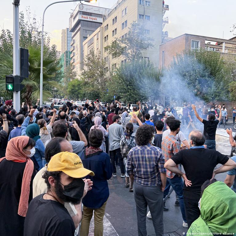 مسؤول إعلامي إيراني سابق: "انتفاضة جينا" أرعبت خامنئي وأوقفت "الحجاب الإجباري"