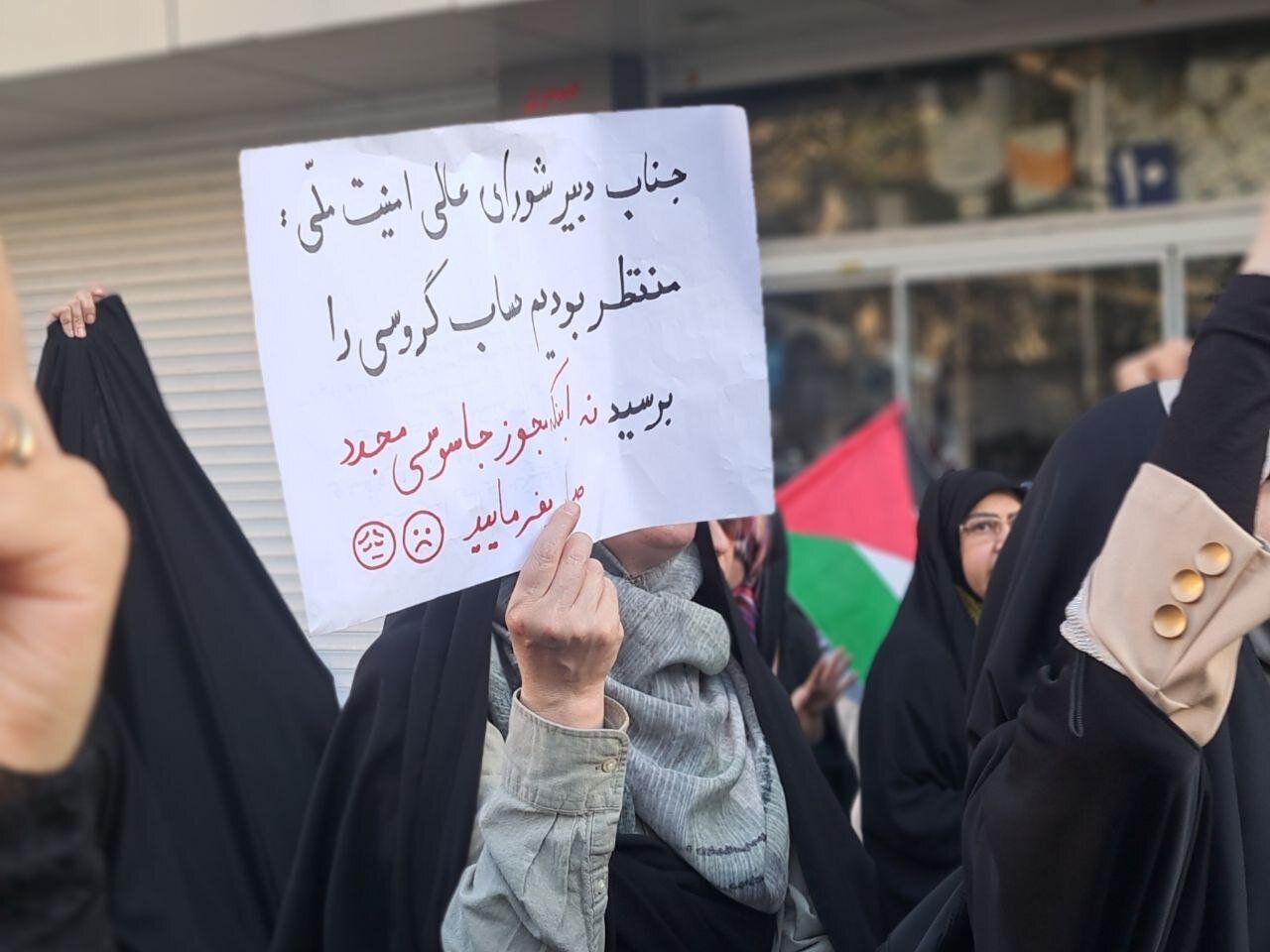 درخواست برگزاری نشست فوق‌العاده مجلس برای توضیح لاریجانی و عراقچی درباره توافق قاهره