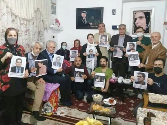 جمعی از فعالان صنفی فرهنگیان با خانواده عزیز قاسمزاده، معلم بازداشت شده، دیدار کردند