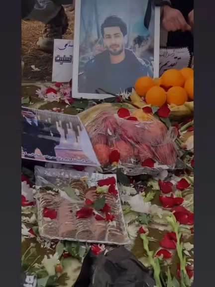 دفن محتجّ قُتل في أزنا من دون مراسم وبحضور محدود لأفراد من عائلته