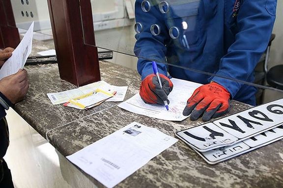 دولت در لایحه سال ۱۴۰۴، با جدا کردن تعرفه شمارهگذاری پلاک و فک پلاک خودروها و موتورسیکلتهای داخلی و وارداتی، عواید خود از این بخش را تا ۶۵۰ درصد افزایش داده است.