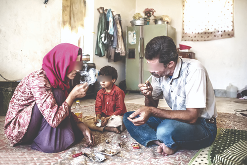 رغم الترويج الرسمي للإنجاب وزيادة النسل.. وزير التعليم الإيراني: 70% من المدمنين متزوجون