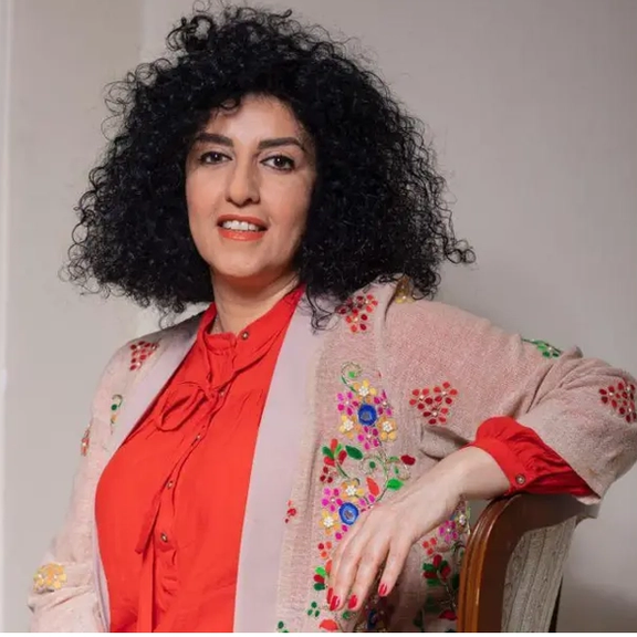 السلطات الإيرانية تفرض "حظرًا دائمًا" من السفر على نرجس محمدي وتمنعها من زيارة طفليها