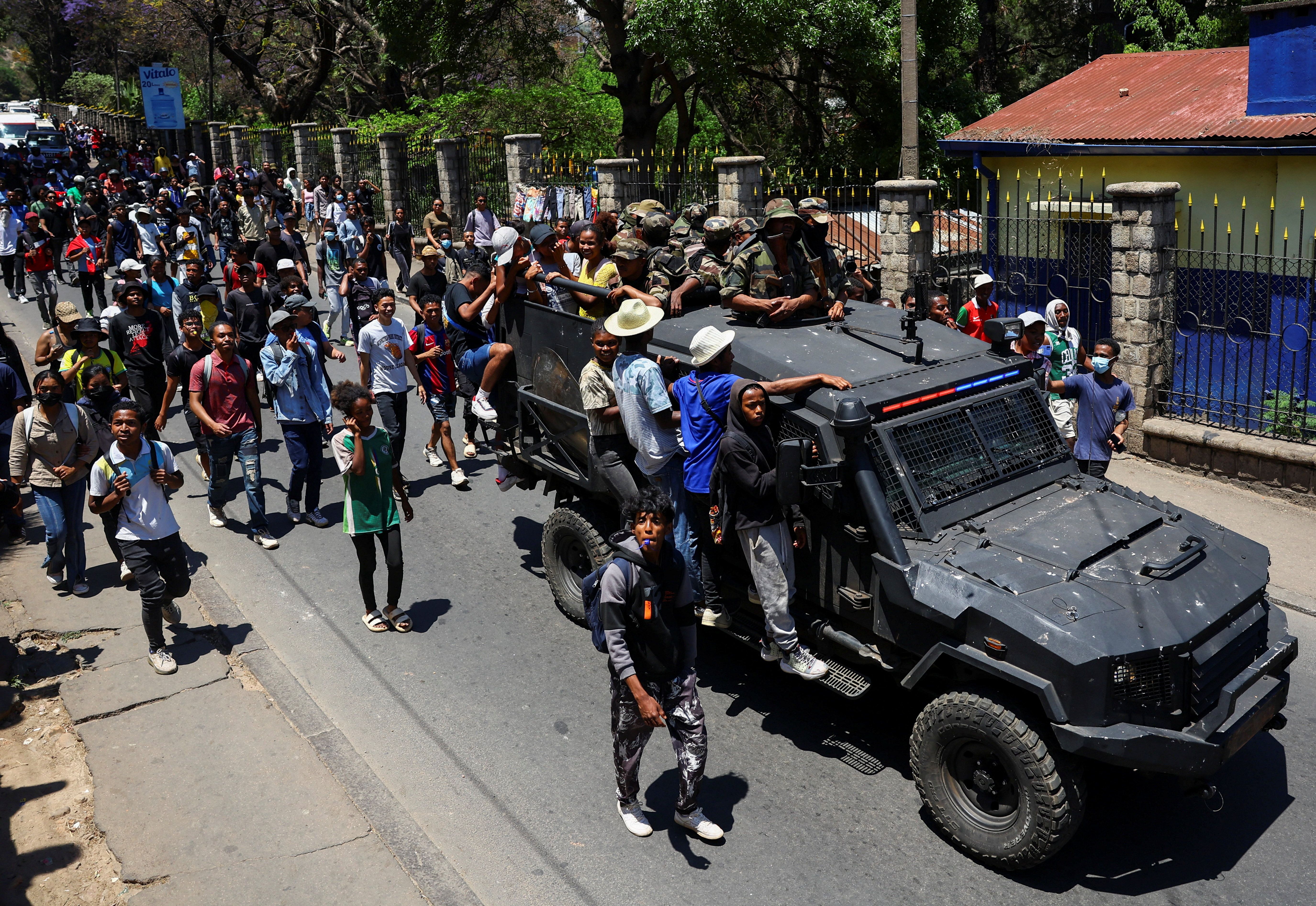 رییس‌جمهوری ماداگاسکار در پی اعتراضات «نسل زد» به فقر و فساد از کشور فرار کرد