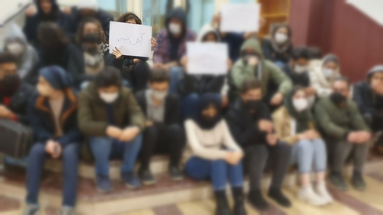 طلاب إيرانيون يدعمون أساتذتهم المعرضين لضغوط بسبب التضامن مع الاحتجاجات