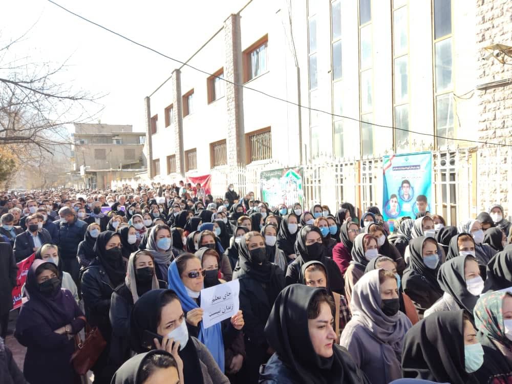 تجمع معلمان با درخواست‌هایی از جمله آزادی معلمان زندانی در شهرهای مختلف ایران