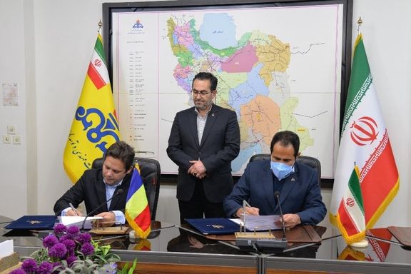 Reza Noshadi (R), and Mihai Tănăsescu from the Romanian company Gaz Vest signing a deal in January 2022