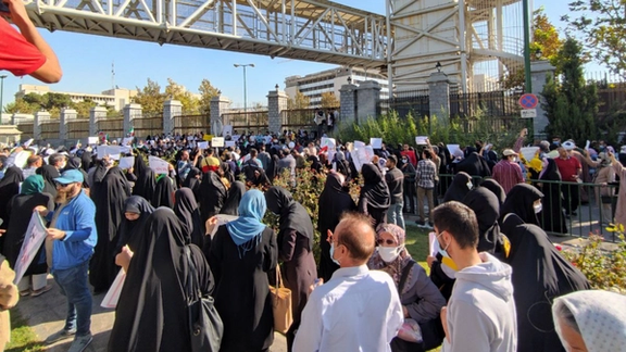 جمعی از مخالفان واکسن کرونا در مقابل ساختمان مجلس در تهران تجمع اعتراضی تشکیل دادند