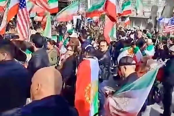 حامیان شاهزاده رضا پهلوی در نقاط مختلف جهان، مقابل اماکن دیپلماتیک آمریکا تجمع کردند