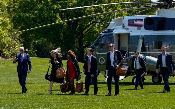 اکسیوس: جو بایدن با مشاورانش راه میرود تا کمتر مورد توجه دوربینها باشد