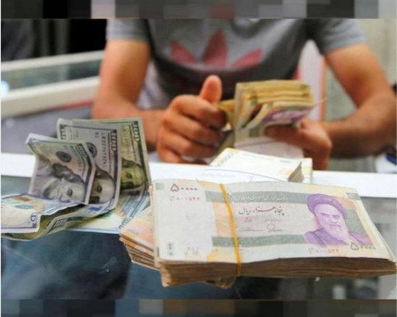 إيران تجمد 2300 حساب بنكي لنشطاء في سوق العملة.. إثر الزيادة الشديدة في سعر الدولار