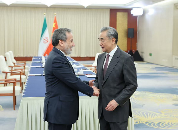 وزیر امور خارجه چین در تماس با عراقچی خواستار ازسرگیری مذاکرات هسته‌ای شد