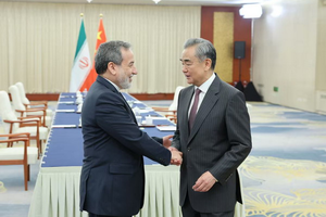 وزیر امور خارجه چین در تماس با عراقچی خواستار ازسرگیری مذاکرات هستهای شد