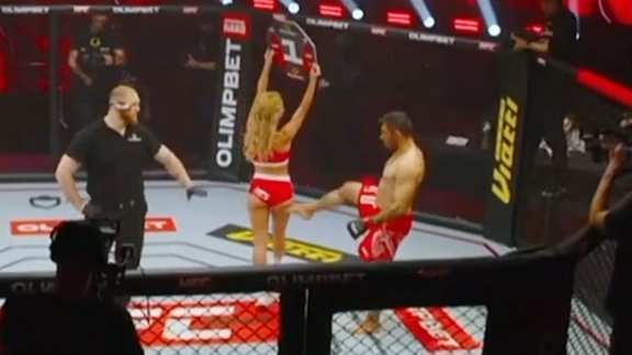 علی هیبتی، مبارز ایرانی MMA روسیه به دلیل لگد به باسن مجری زن، مادامالعمر محروم شد