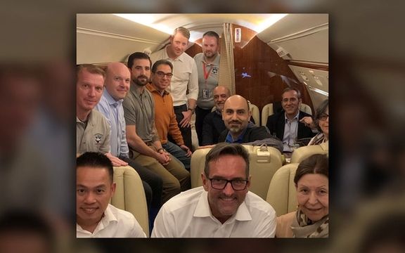 مشاور امنیت ملی کاخ سفید تصویری از آمریکاییهای آزادشده از ایران را منتشر کرد